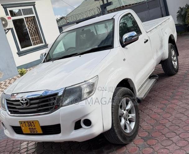 Toyota Hilux 2012 White