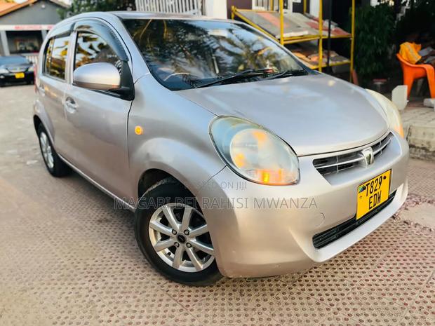 Toyota Passo Sette 2010 Silver