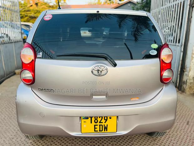 Toyota Passo Sette 2010 Silver