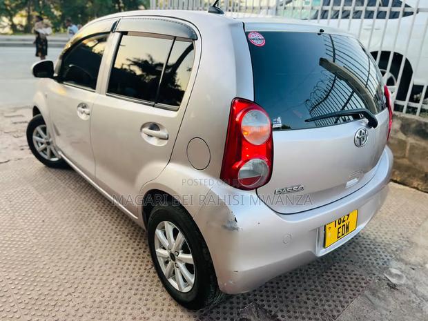 Toyota Passo Sette 2010 Silver