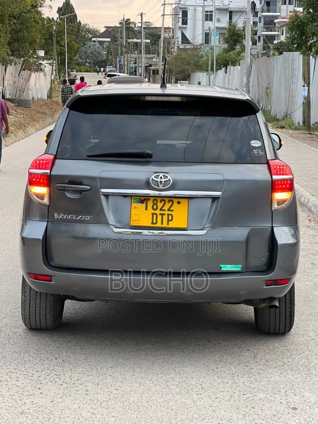 Toyota Vanguard 2010 Gray