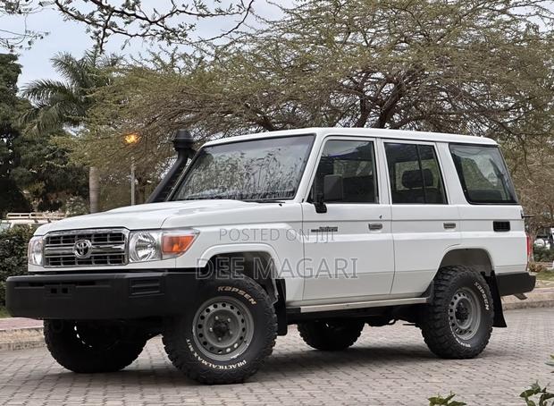 Toyota Land Cruiser 2016 White