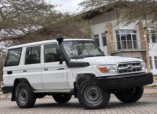 Toyota Land Cruiser 2016 White