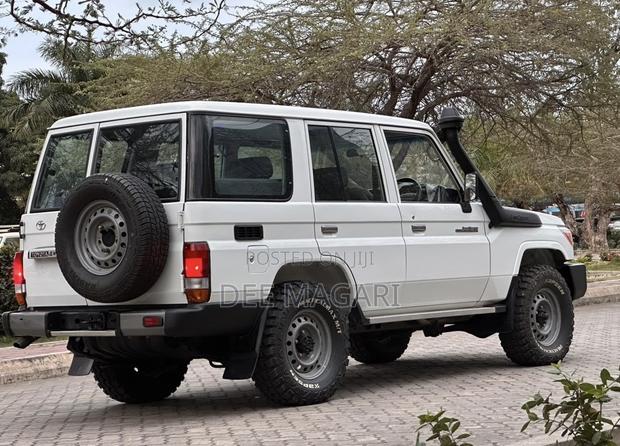 Toyota Land Cruiser 2016 White