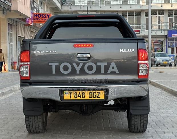 Toyota Hilux 2015 Gray