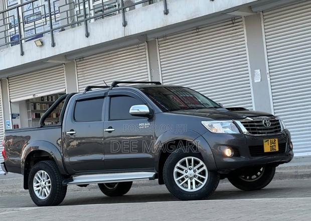 Toyota Hilux 2015 Gray