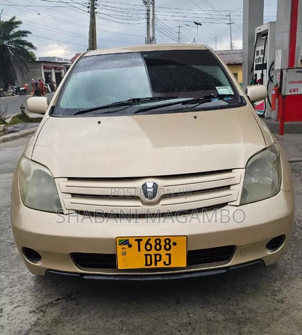 Toyota IST 2004 Gold