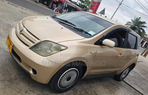 Toyota IST 2004 Gold
