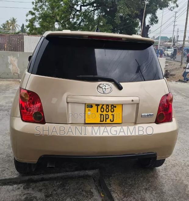 Toyota IST 2004 Gold