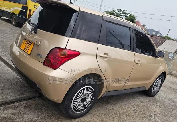 Toyota IST 2004 Gold