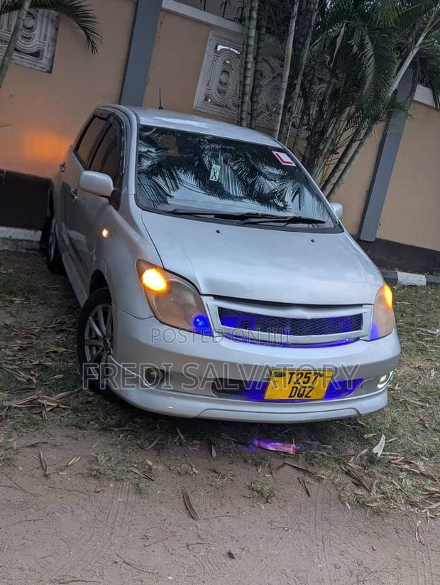 Toyota IST 2005 Silver