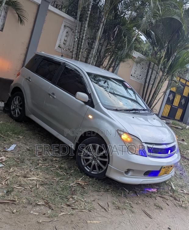 Toyota IST 2005 Silver