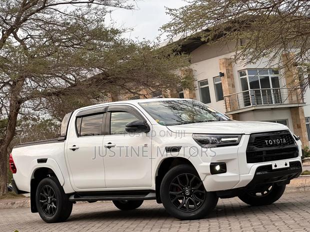 Toyota Hilux 2022 White