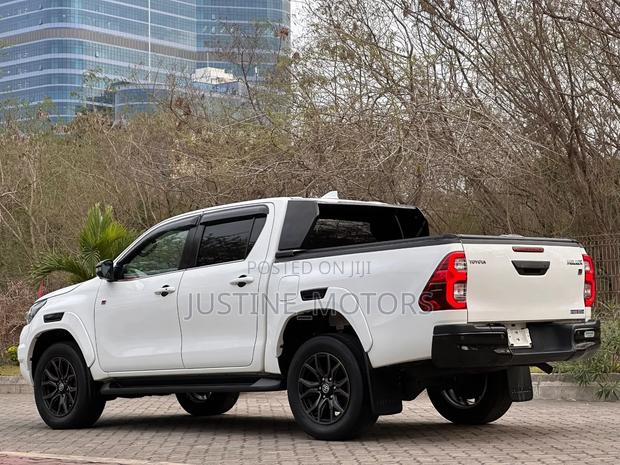 Toyota Hilux 2022 White