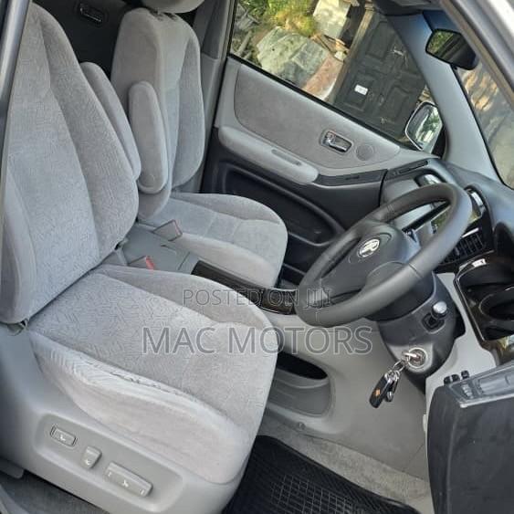 Toyota Kluger 2001 Silver