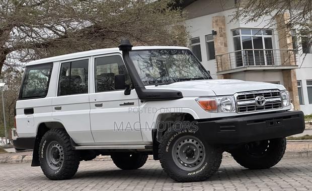 Toyota Land Cruiser 2016 White