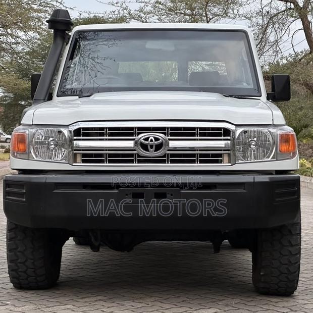 Toyota Land Cruiser 2016 White
