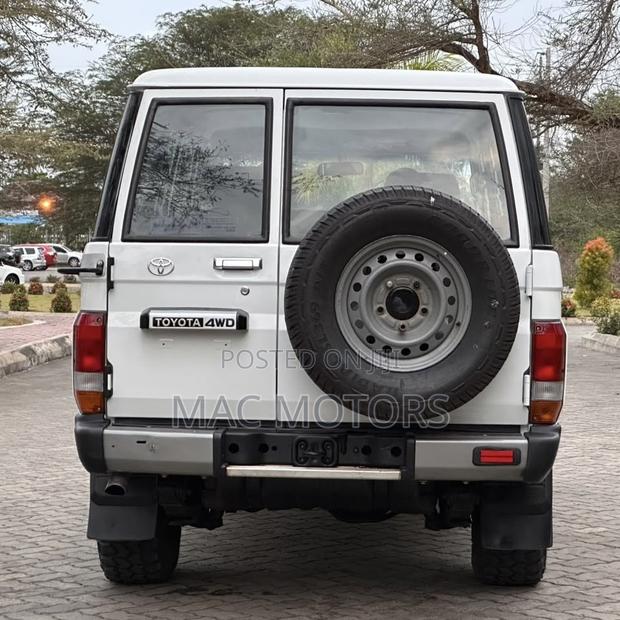 Toyota Land Cruiser 2016 White