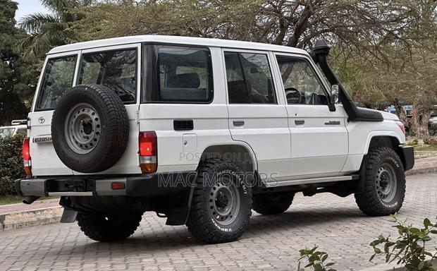 Toyota Land Cruiser 2016 White