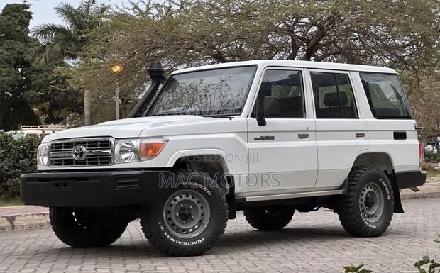 Toyota Land Cruiser 2016 White