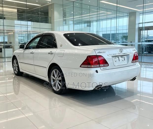 Toyota Crown 2006 White