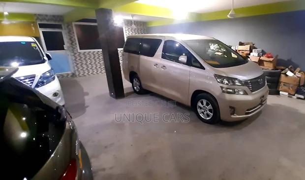 Toyota Vellfire 2009 Gold