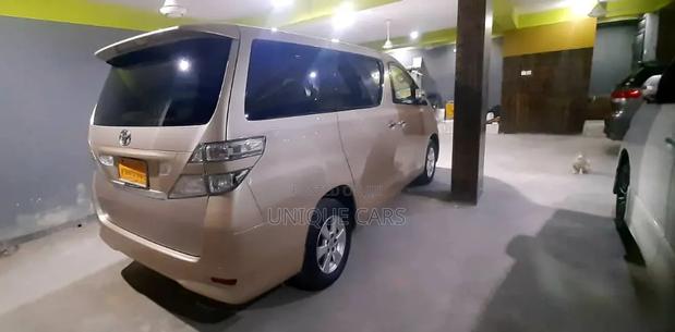 Toyota Vellfire 2009 Gold