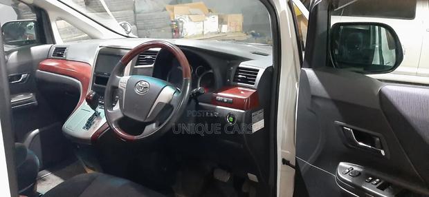 Toyota Vellfire 2009 Gold