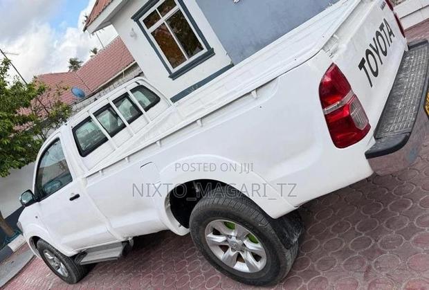 Toyota Hilux 2012 White