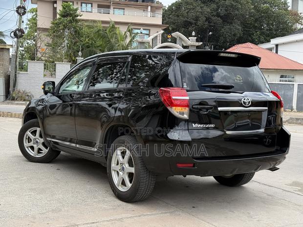 Toyota Vanguard 2010 Black