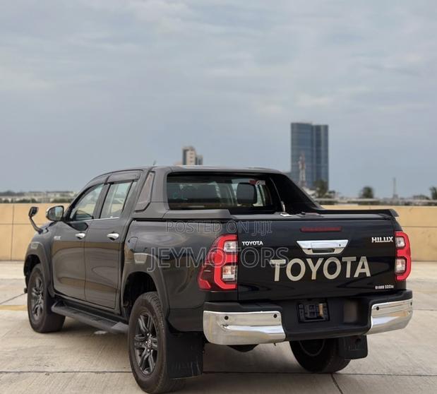 Toyota Hilux 2021 Gray